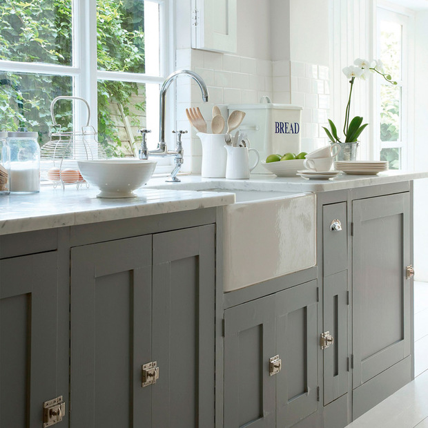 Muebles de cocina grises con encimera blanca