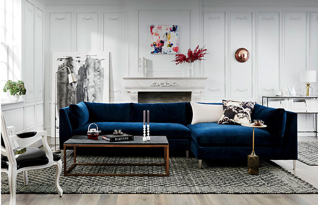 Salón de estilo mid century con sofás de terciopelo azul