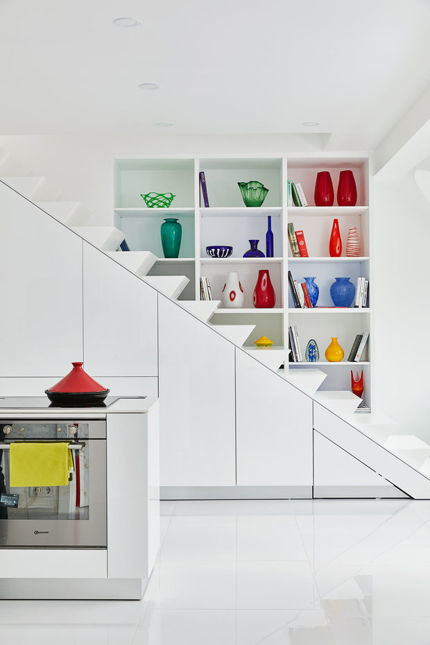 Complementos decorativos de color en estantería blanca