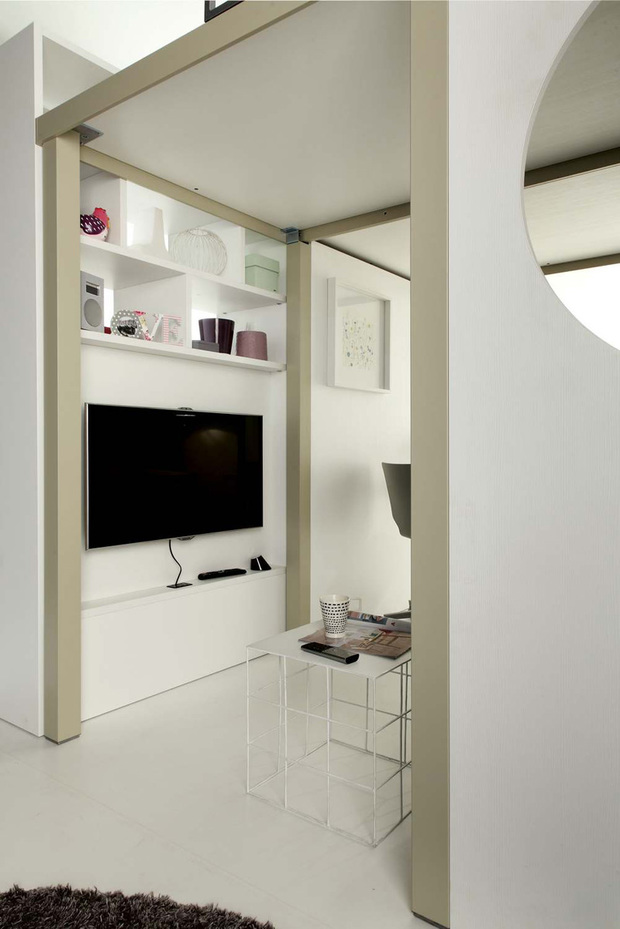Habitación juvenil modular con mezzanine y zona de estar con tele