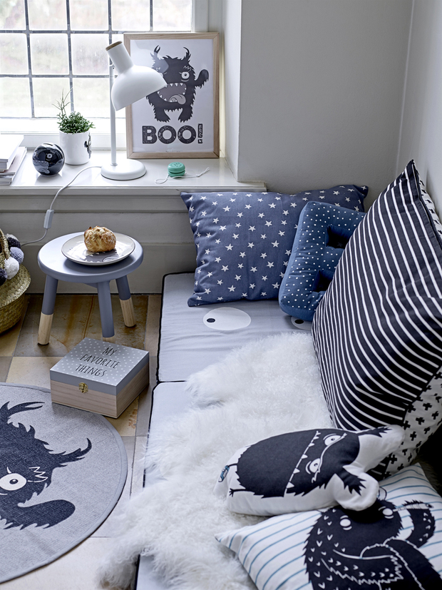Dormitorio juvenil con textiles en distintos tonos de azul, de Bloomingville