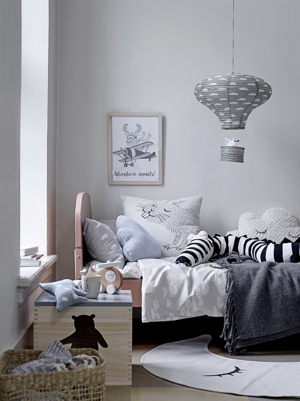 Dormitorio femenino con muebles rosas y textiles en blanco, gris y negro, de Bloomingville