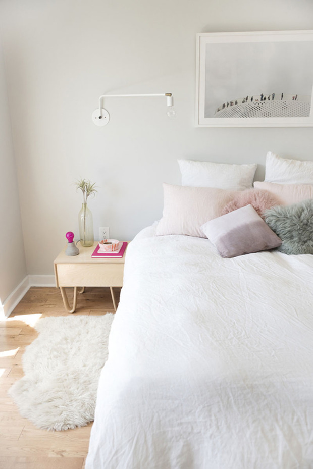 Dormitorio blanco con discretos toques de color en tonos pastel