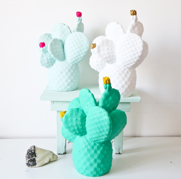 Lámparas con forma de cactus en tres colores diferentes, de la firma Nedgis