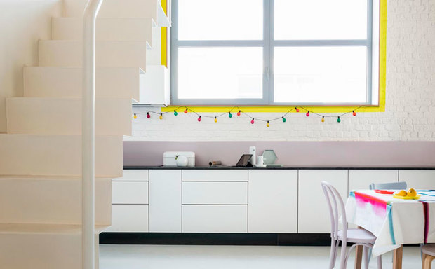 Cocina blanca decorada con cenefas de colores, de Bruguer
