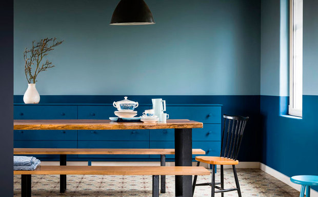 Comedor con consola pintada igual que la pared azul, de Bruguer