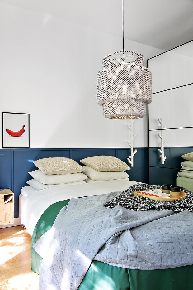 Dormitorio con zócalo pintado en azul