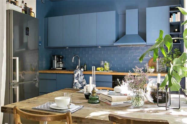 Cocina con muebles, electrodomésticos y azulejos en color azul