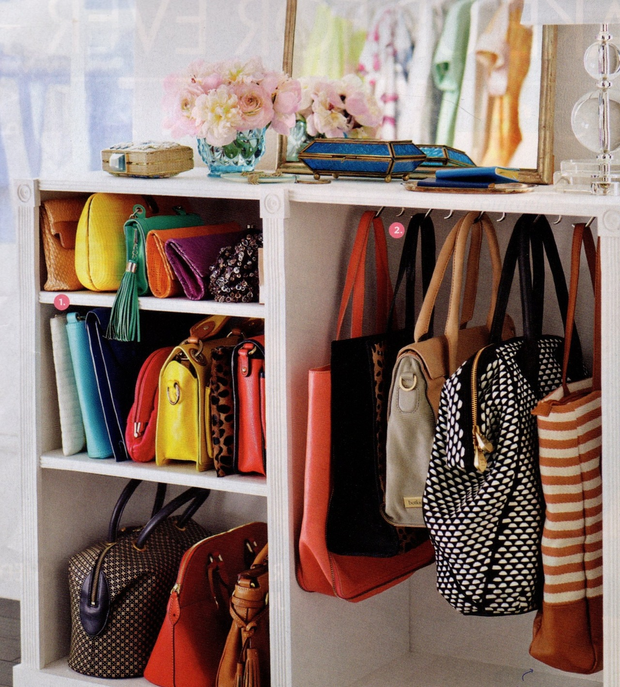 Cómoda abierta o estantería baja para guardar bolsos y carteras de mano