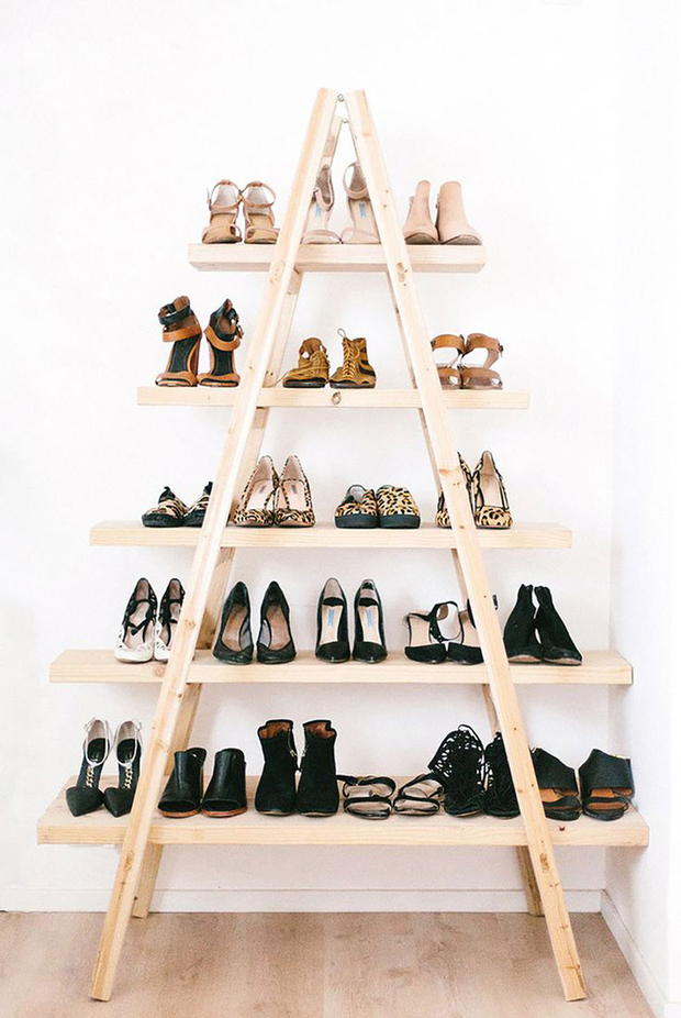 Escalera de madera como sistema de almacenaje para bolsos y zapatos