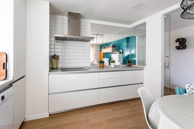 Zona de cocción de la cocina de un piso reformado por Dimensi-on Arquitectura Interior