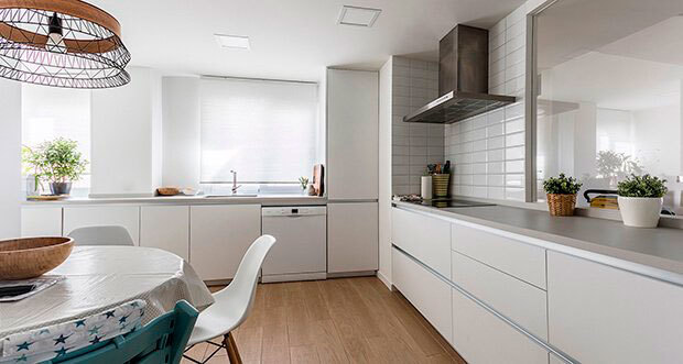 Cocina de un piso reformado por Dimensi-on Arquitectura Interior