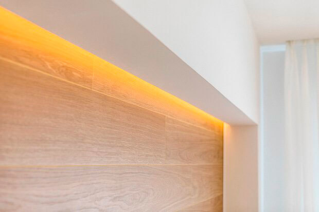 Detalle del cabecero del dormitorio de un piso reformado por Dimensi-on Arquitectura Interior