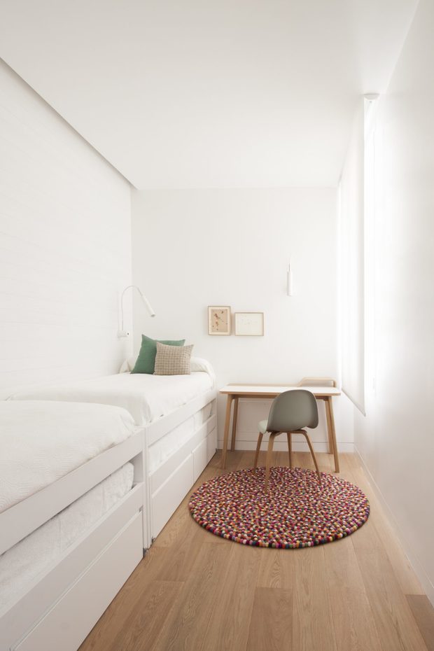 Dormitorio con dos camas-nido en línea