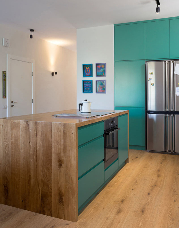 La zona de la cocina se pintó en un atractivo verde brillante