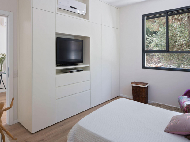Dormitorio en blanco con suelo de madera