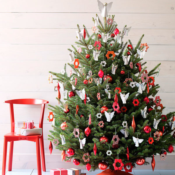 Árbol de Navidad decorado en rojo y plata
