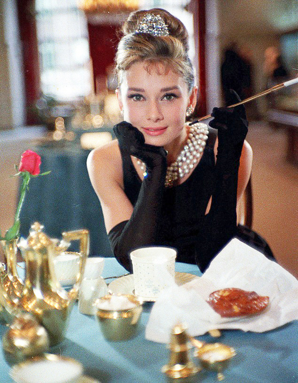 Audrey Hepburn, en un descanso del rodaje, tomando el té en el interior de la tienda