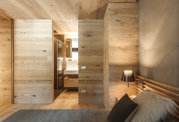 Dormitorio moderno con baño integrado
