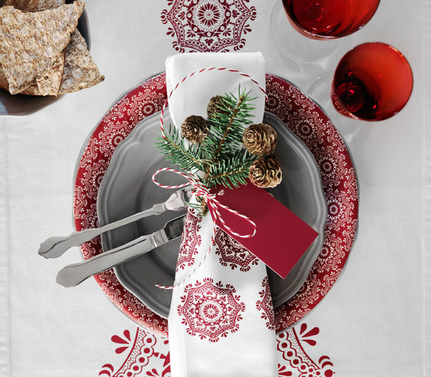 Detalle de plato decorado en mesa de Navidad