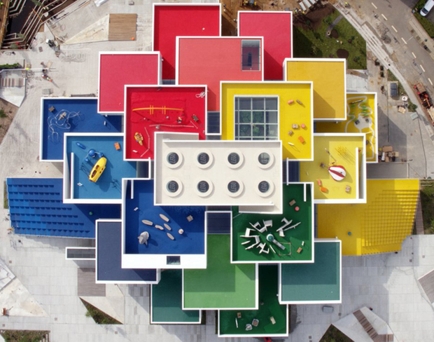 Las azoteas lucen los brillantes colores característicos de las piezas de Lego.