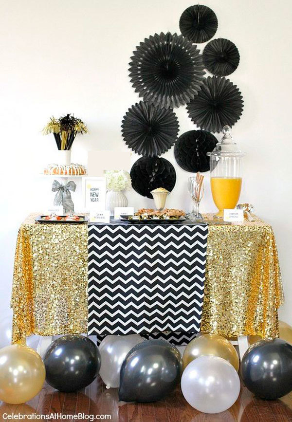 Mesa de Nochevieja decorada con globos y flores de papel
