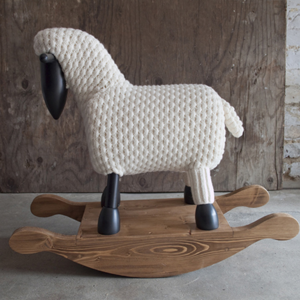 Betty, oveja de madera enfundada con un tejido de punto