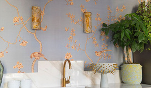 Revestimiento de la pared, un papel de seda pintado a mano con fondo azulado y motivos dorados