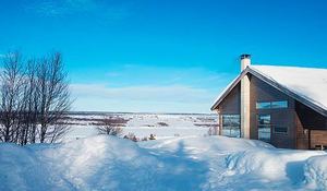 casa-de-madera-en-medio-de-la-nieve.jpg