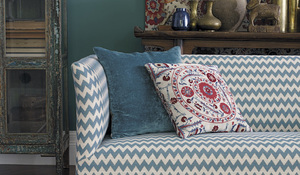 Sofá tapizado con una tela geométrica, de Gancedo