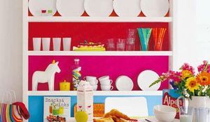 una-estanteria-multicolor-para-resaltar-la-vajilla.jpg