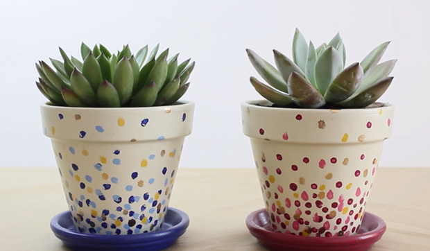 Decorar las macetas con esmaltes acrílicos