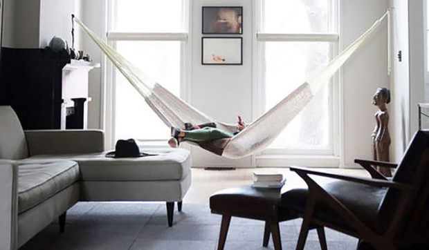 Utiliza muebles de jardín dentro de casa