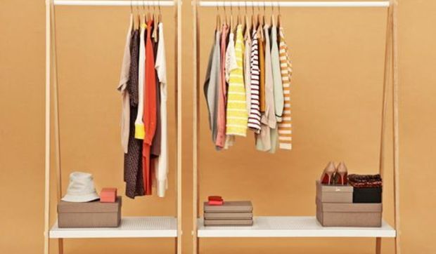 Cómo ordenar y organizar la ropa con colgadores y percheros
