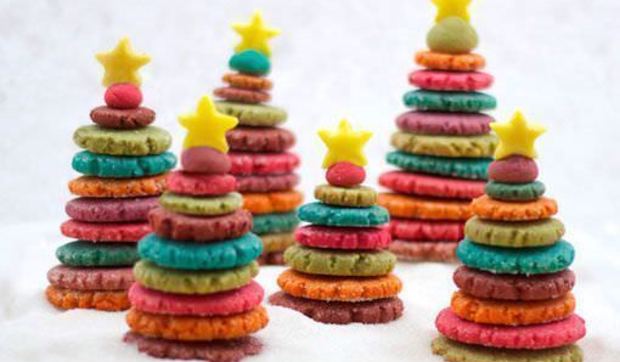 Arbolitos de colores hechos con galletas navideñas