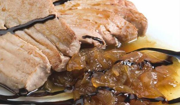 Atún asado con cebolla caramelizada