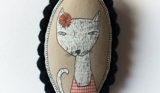 Broches, ilustraciones y cojines made in Spain