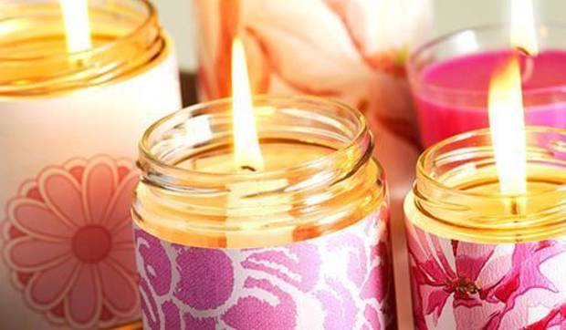 Candeleros con tarros de cristal y papel pintado