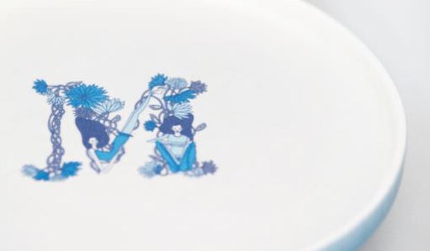 Cerámica pintada a mano con iniciales de la ilustradora Lara Costafreda