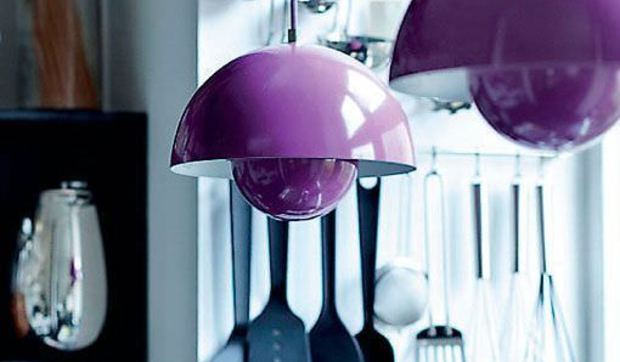 Cocina blanca con toques de color y comedor de diario