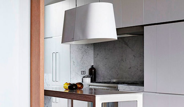 Cocina en mármol blanco, madera y acero para gustos modernos