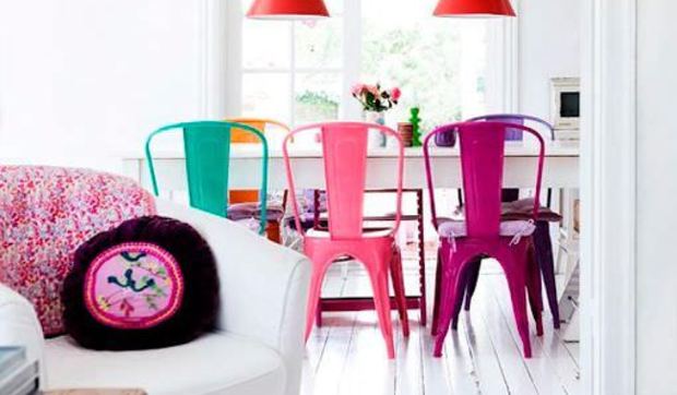Comedores blancos con sillas de colores