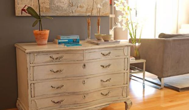 Cómodas antiguas + cuadros modernos, un dúo de plena actualidad