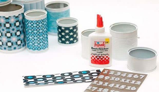 DIY: calendario de adviento hecho con un palé y latas recicladas