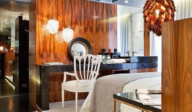 Dormitorio con baño integrado proyectado por el decorador Julián Gallego