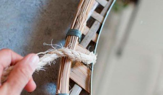 Una idea DIY en un trix: espejo suspendido por un cordel