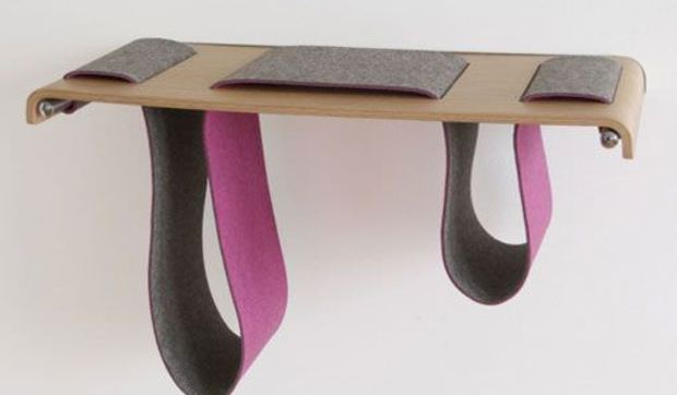 Estantería de madera y fieltro