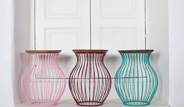 Una mesa auxiliar de acero y madera inspirada en las ollas indias