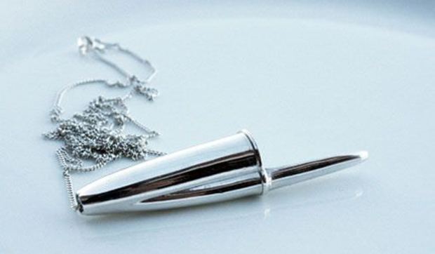 Joya inspirada en la tapa del boli Bic