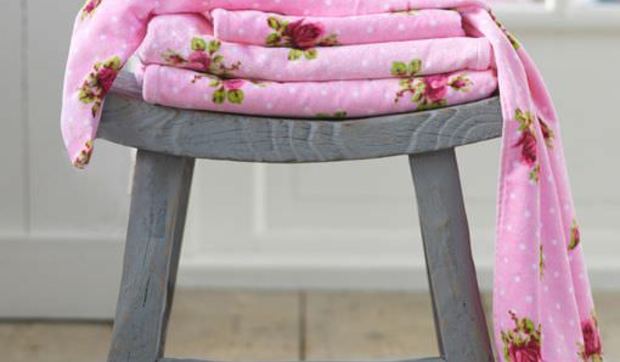 La primavera llega al baño con Roses and Dots, los nuevos textiles de Gramanatura